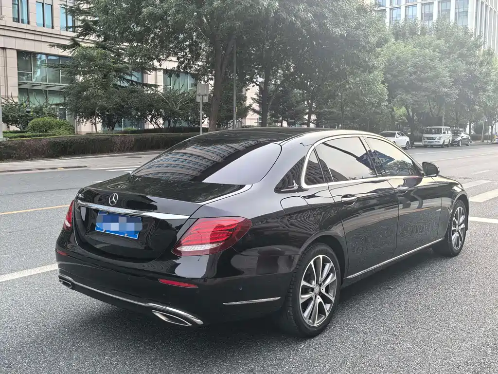 Mercedes-Benz E-Class — миниатюра 5