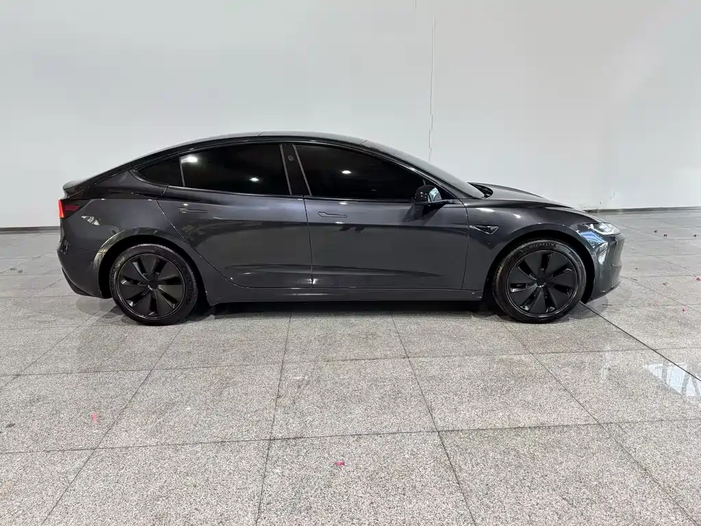 Tesla Model 3 — миниатюра 3
