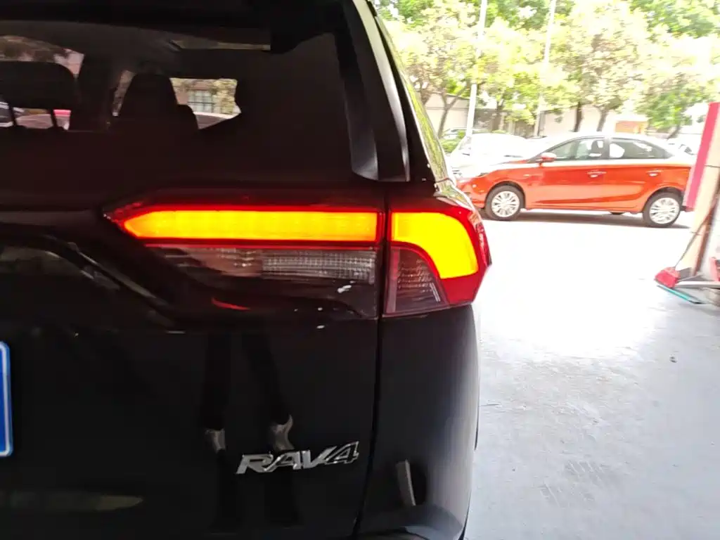 Toyota RAV4 — миниатюра 8