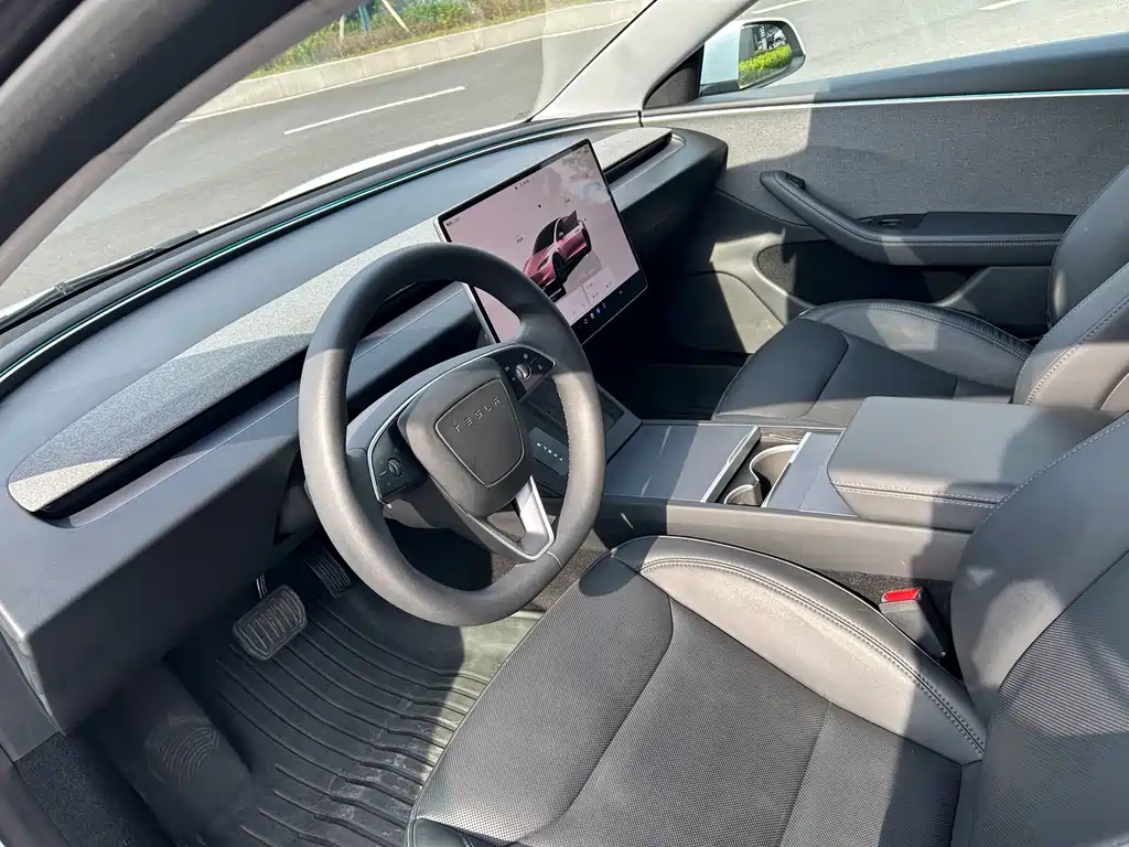 Tesla Model 3 — миниатюра 3