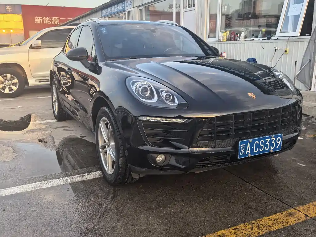 PORSCHE MACAN