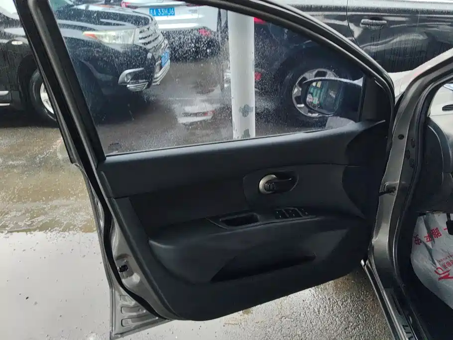 Nissan Livina — миниатюра 7