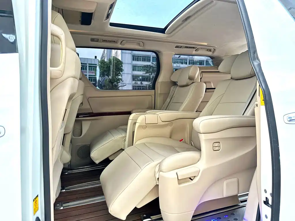 Toyota Alphard — миниатюра 13