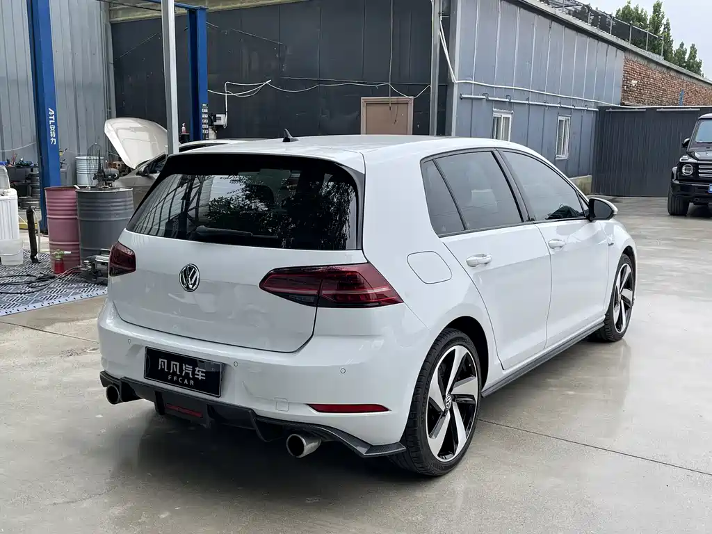 VOLKSWAGEN GOLF GTI