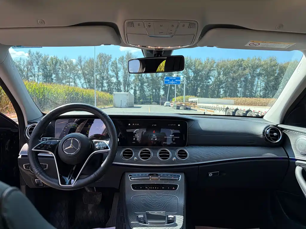 Mercedes-Benz E-Class — миниатюра 9