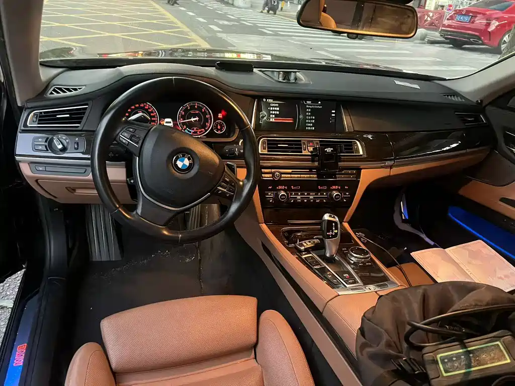 BMW 7 Series — миниатюра 8