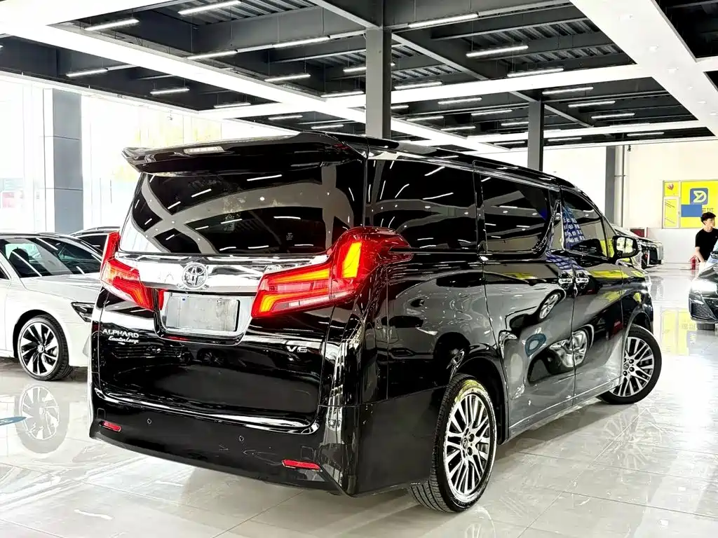 Toyota Alphard — миниатюра 10