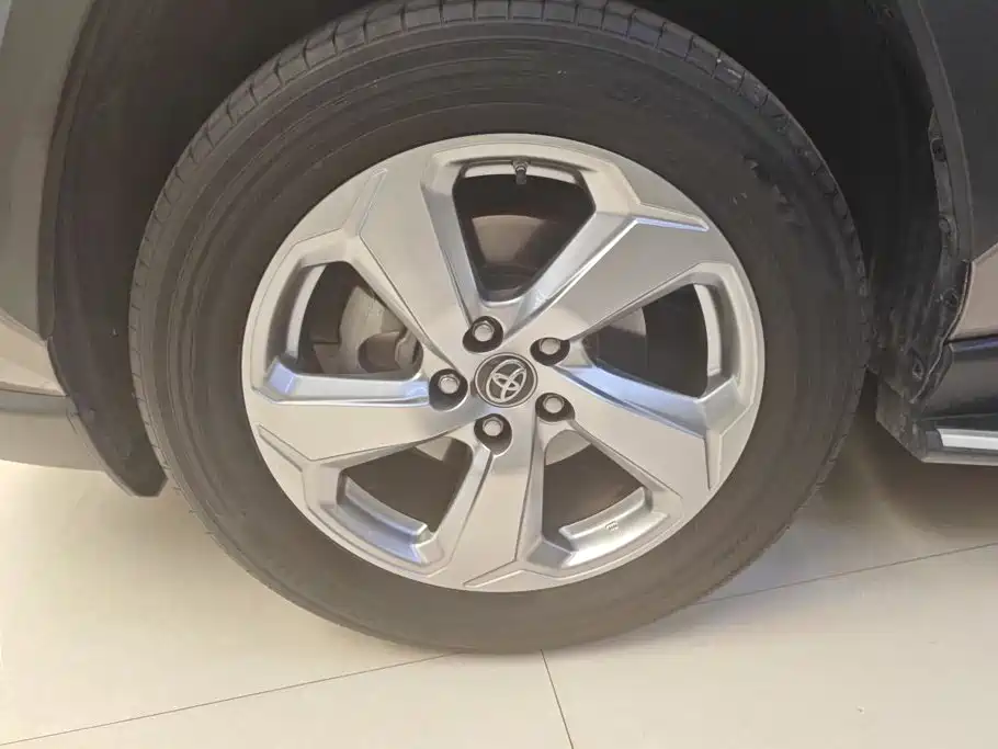 Toyota RAV4 — миниатюра 6