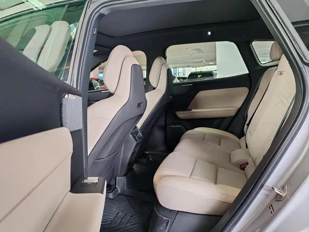 Volvo XC70 PHEV — миниатюра 5