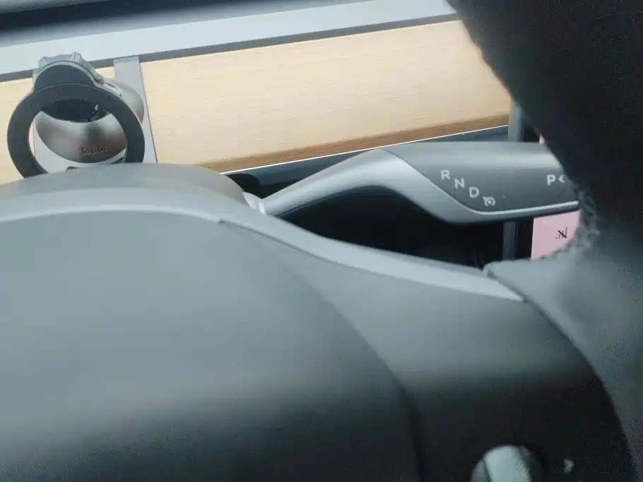 Tesla Model Y — миниатюра 15