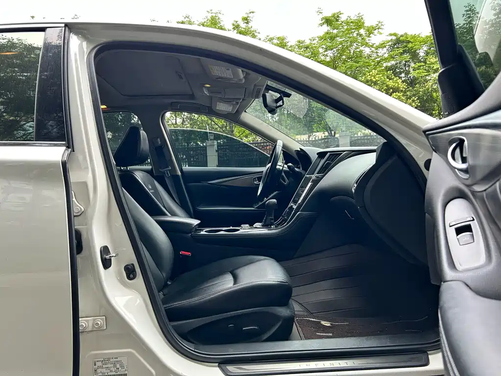Infiniti Q50 2014 3.7L Comfort