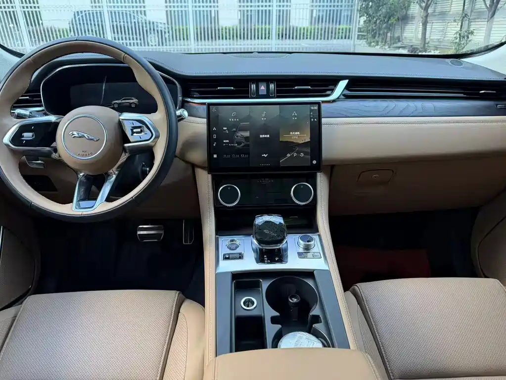 Jaguar F-PACE — миниатюра 13