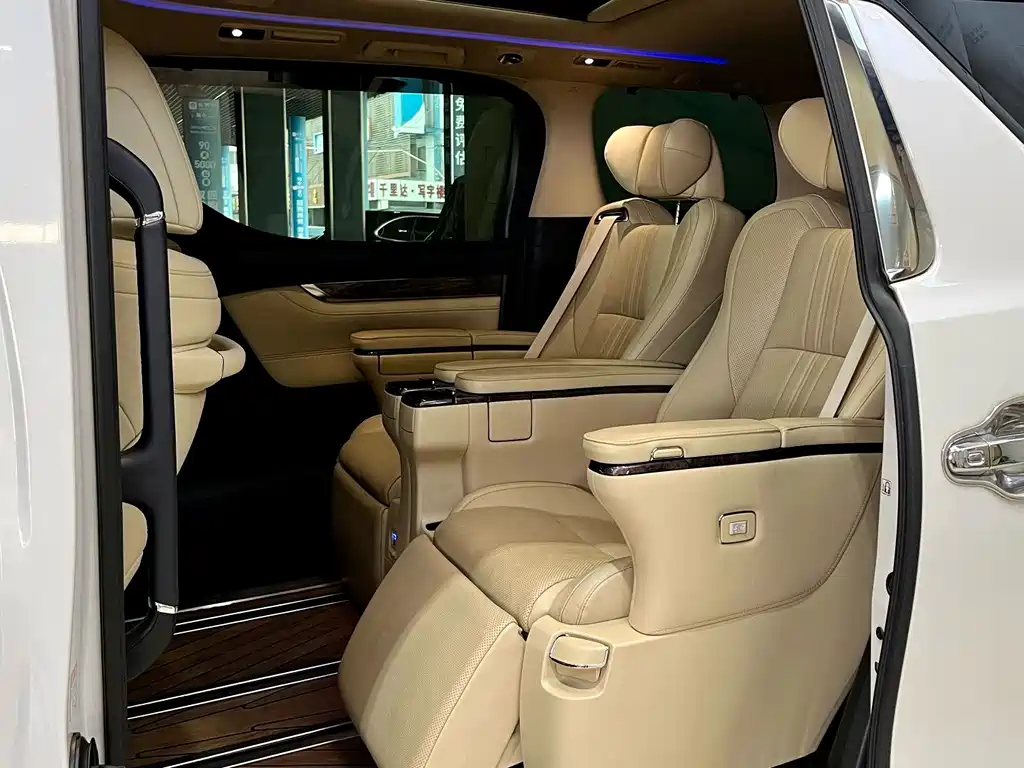 Toyota Alphard — миниатюра 10