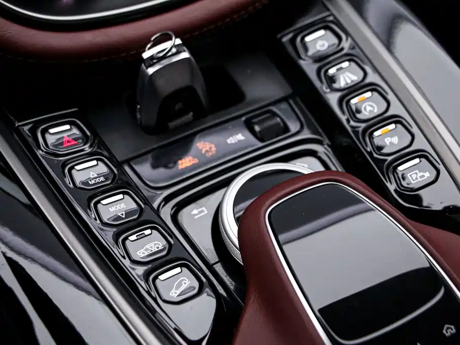 Aston Martin DBX — миниатюра 11