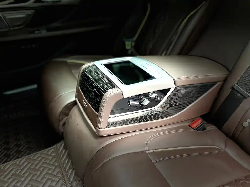 BMW 7 Series — миниатюра 6