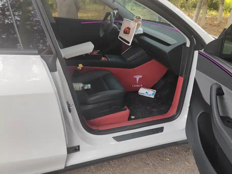 Tesla Model Y — миниатюра 8