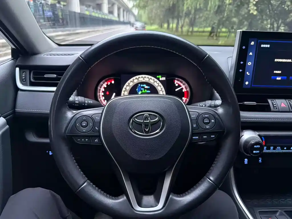 Toyota RAV4 — миниатюра 9