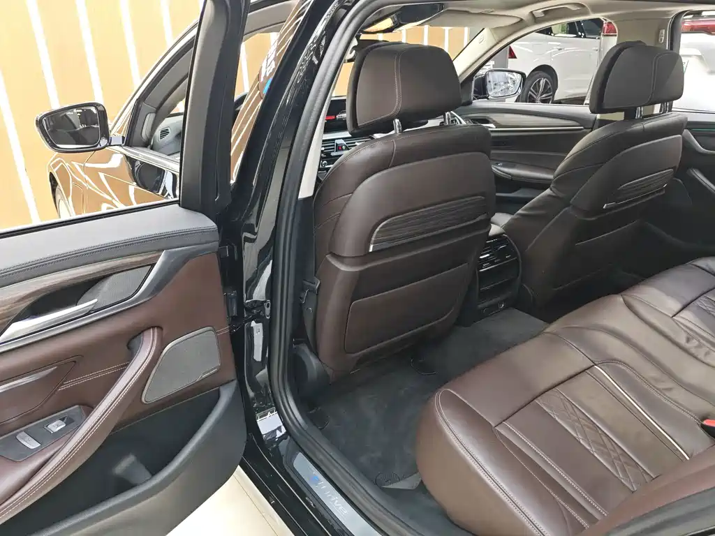 BMW 5 Series New Energy — миниатюра 8