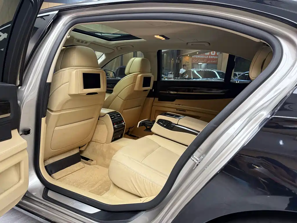 BMW 7 Series — миниатюра 22