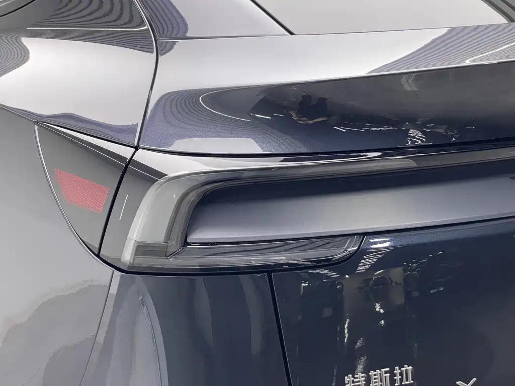 Tesla Model Y — миниатюра 20