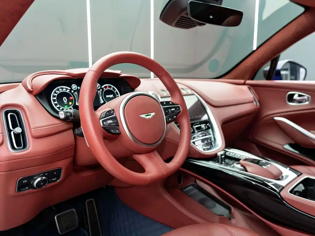 Aston Martin DBX — миниатюра 9