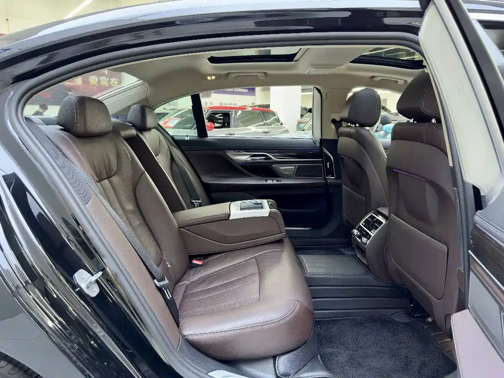 BMW 7 Series — миниатюра 14