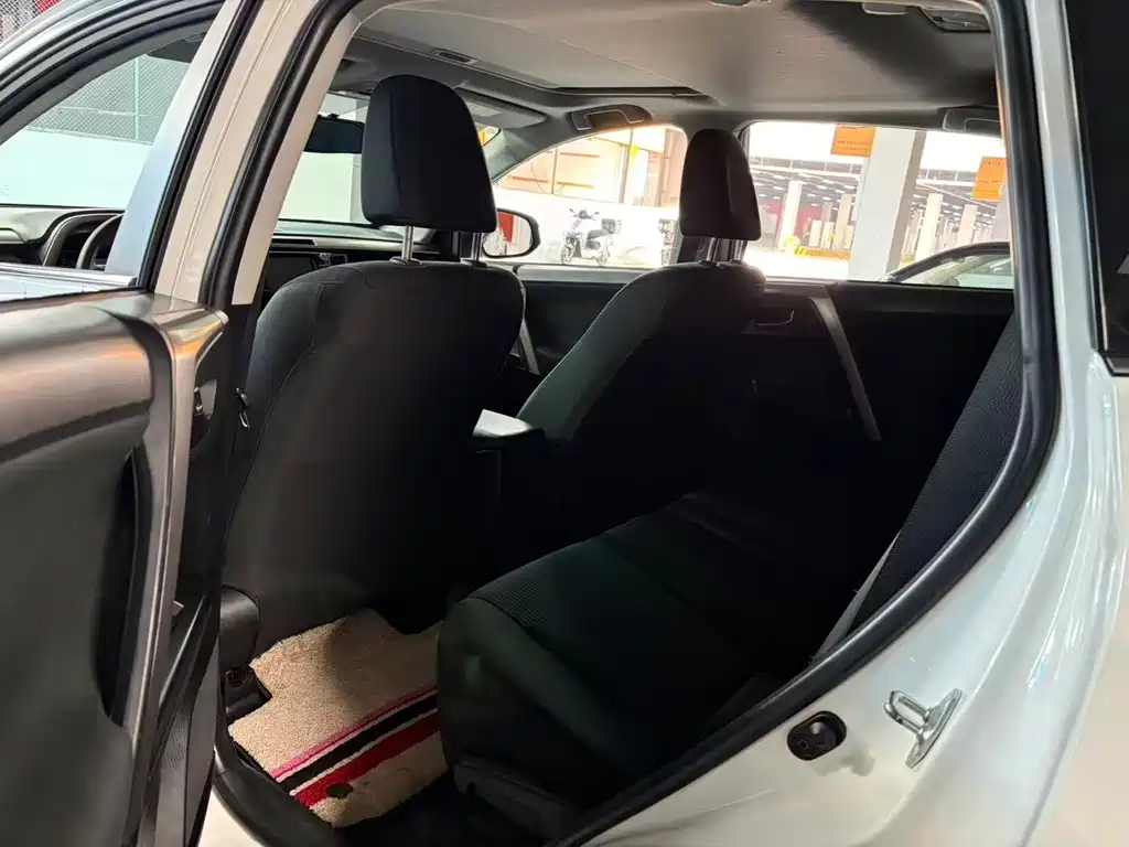 Toyota RAV4 — миниатюра 6