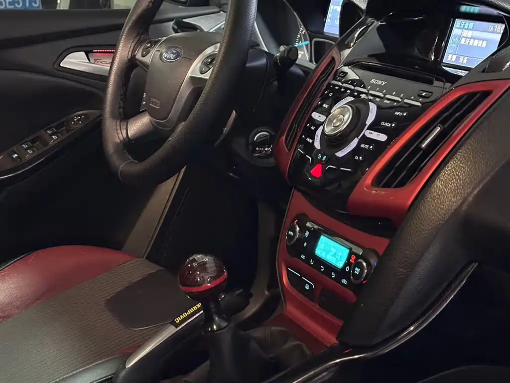 Ford Focus 2012 2.0L MT Luxury Sport