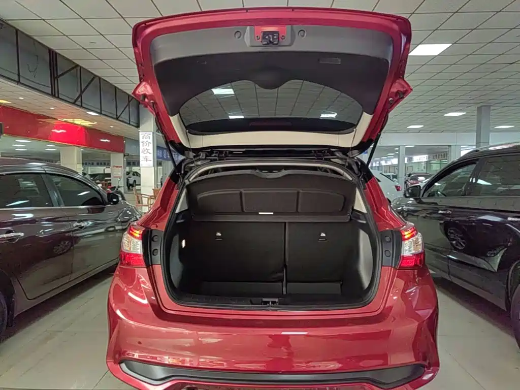 Nissan Tiida — миниатюра 19