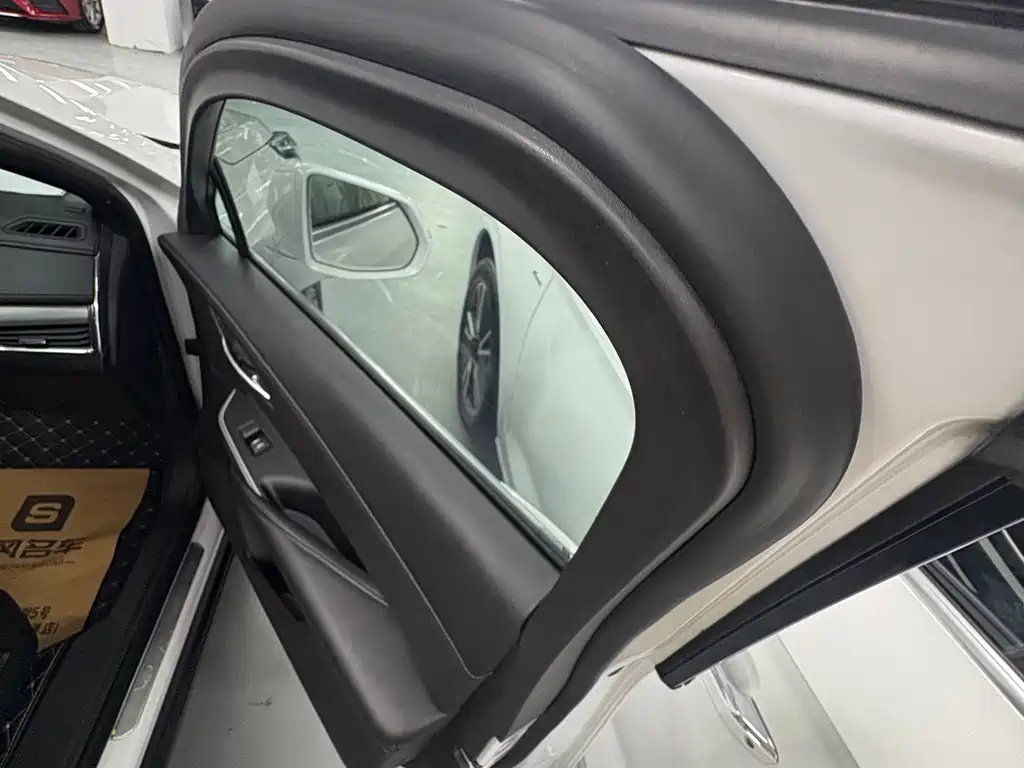 Cadillac XT4 — миниатюра 6