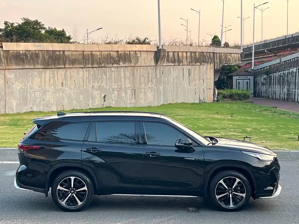 Toyota Crown Kluger — миниатюра 8