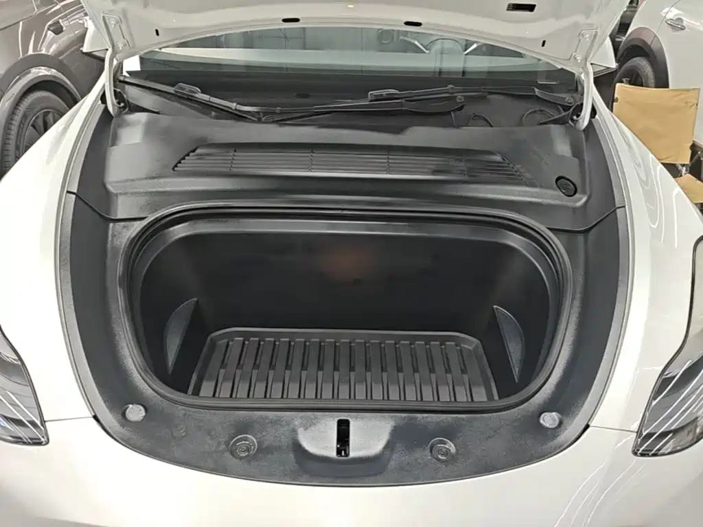 Tesla Model Y — миниатюра 20