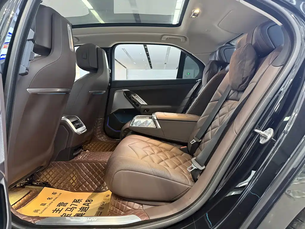 BMW 7 Series — миниатюра 12