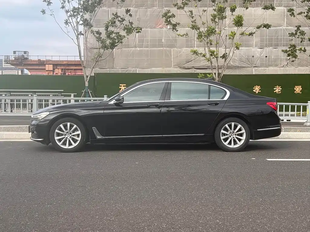 BMW 7 Series — миниатюра 3