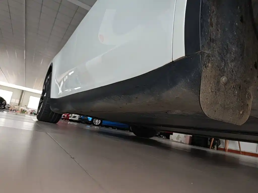 Tesla Model Y — миниатюра 21