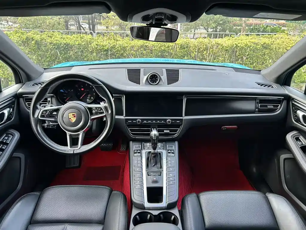 PORSCHE MACAN