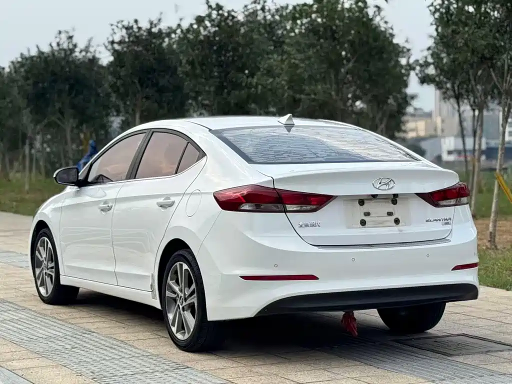 Hyundai Elantra — миниатюра 13