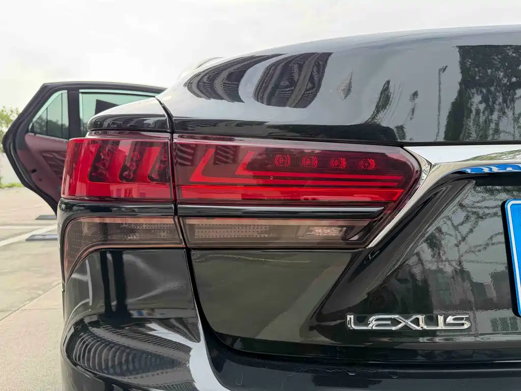 Lexus LS — миниатюра 17