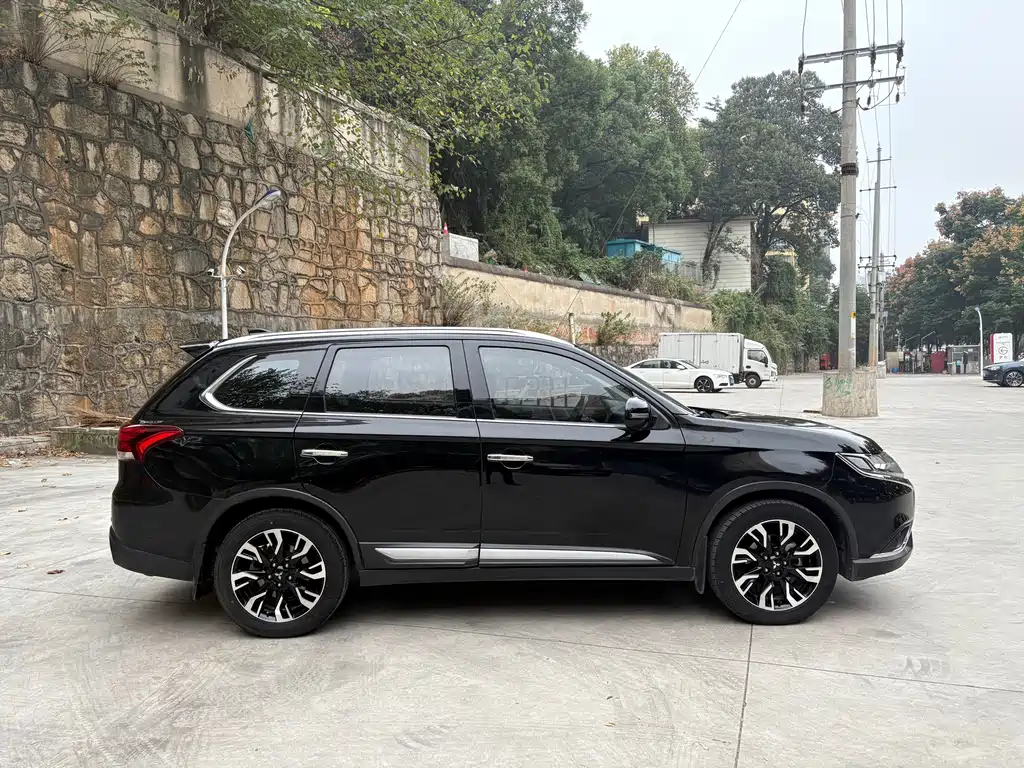 Mitsubishi Outlander — миниатюра 8