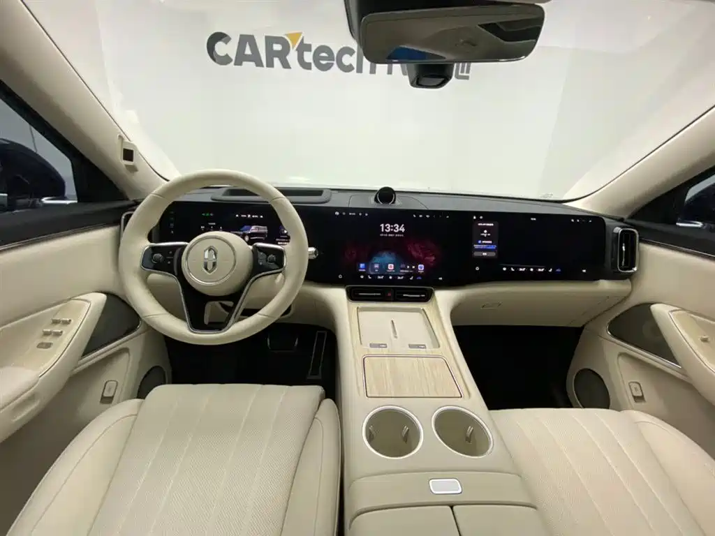 AITO ASK THE WORLD M8