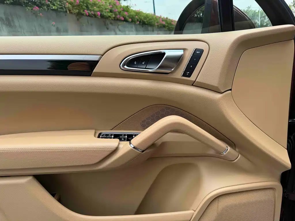 Porsche Cayenne — миниатюра 15