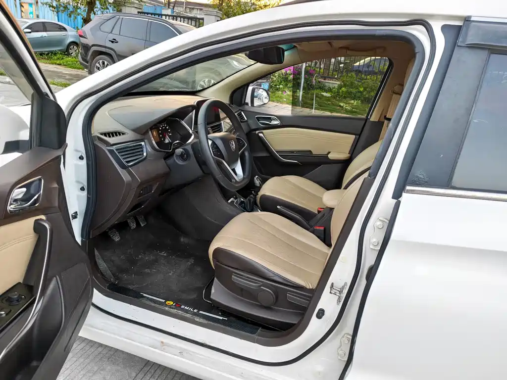 Baojun 310W — миниатюра 4