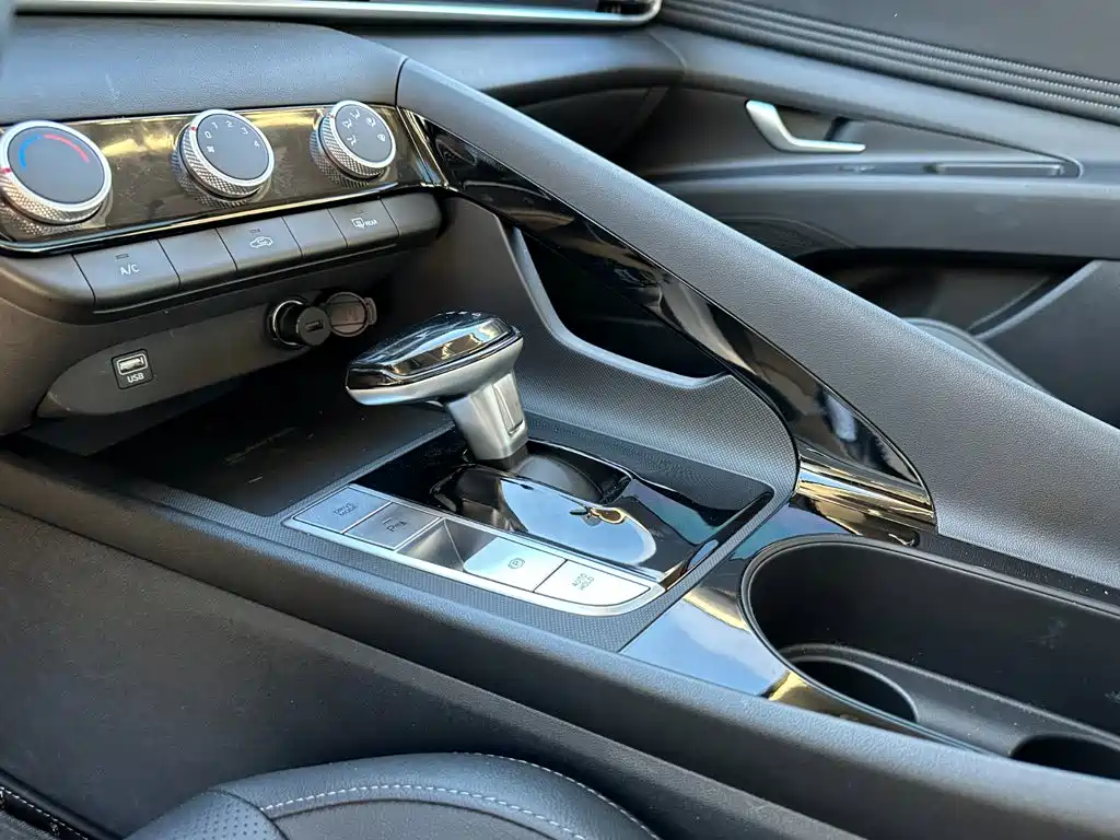 Hyundai Elantra — миниатюра 11