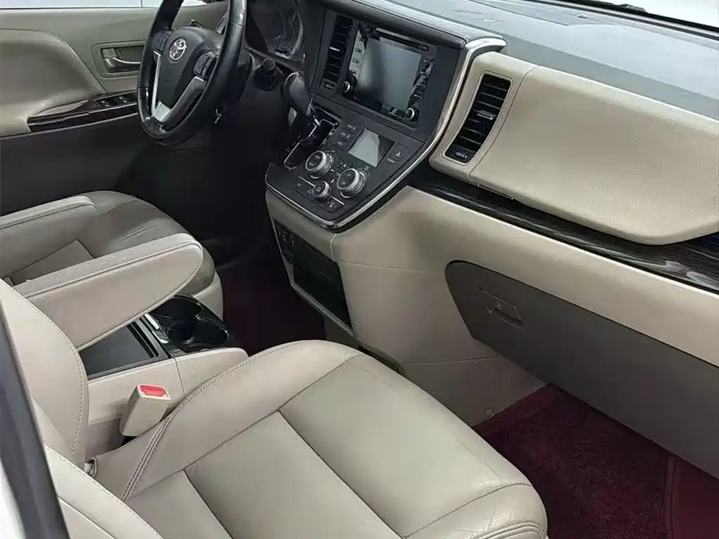 Toyota Sienna — миниатюра 3