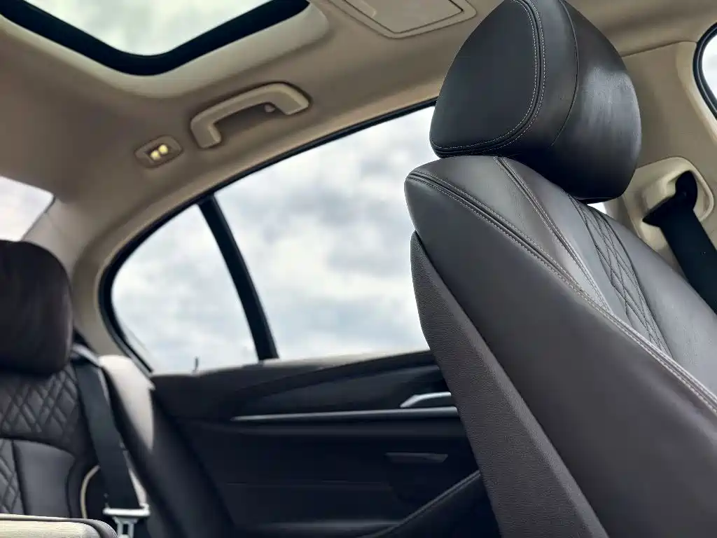 BMW 5 Series — миниатюра 11