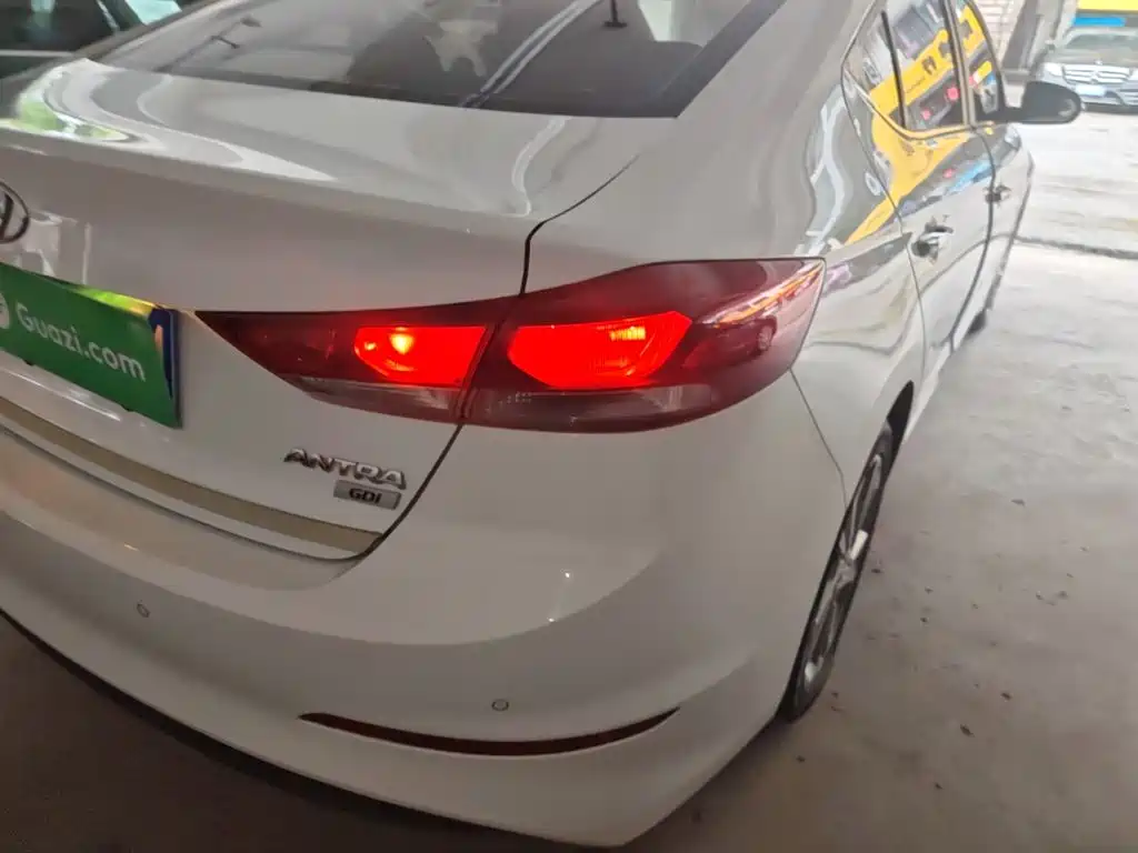Hyundai Elantra — миниатюра 8