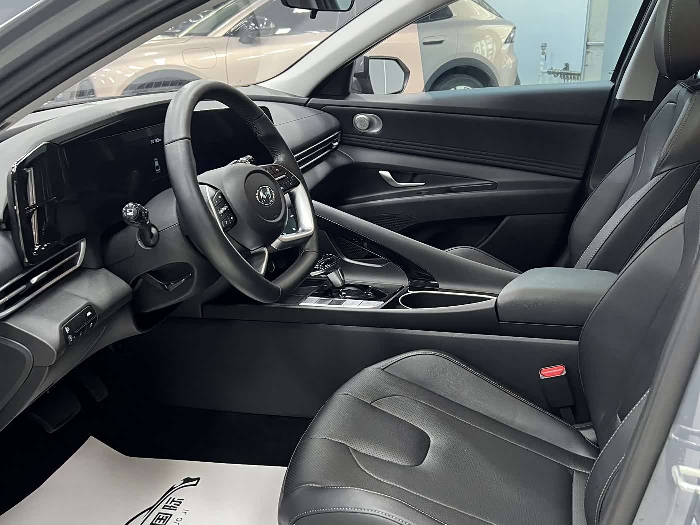 Hyundai Elantra 1.5 л 2022 г. Серебристо-серый, пробег 20000 км