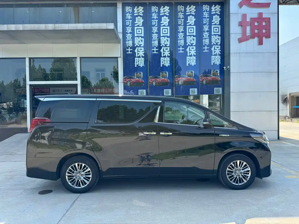 Toyota Alphard — миниатюра 11