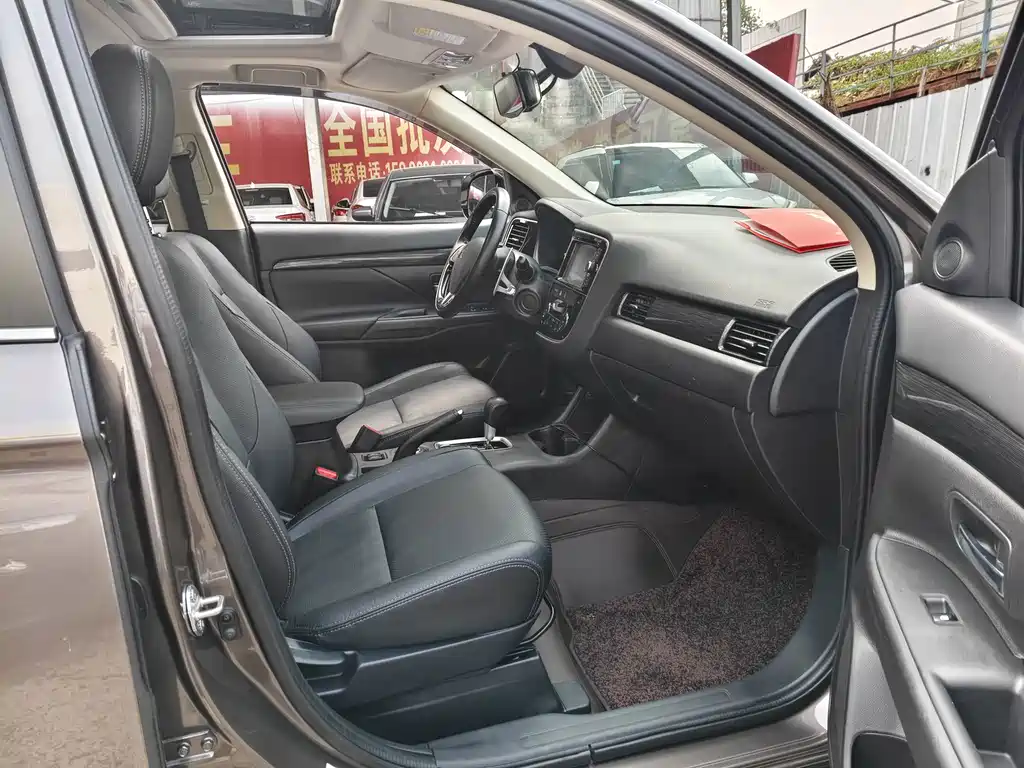Mitsubishi Outlander (Import) — миниатюра 8