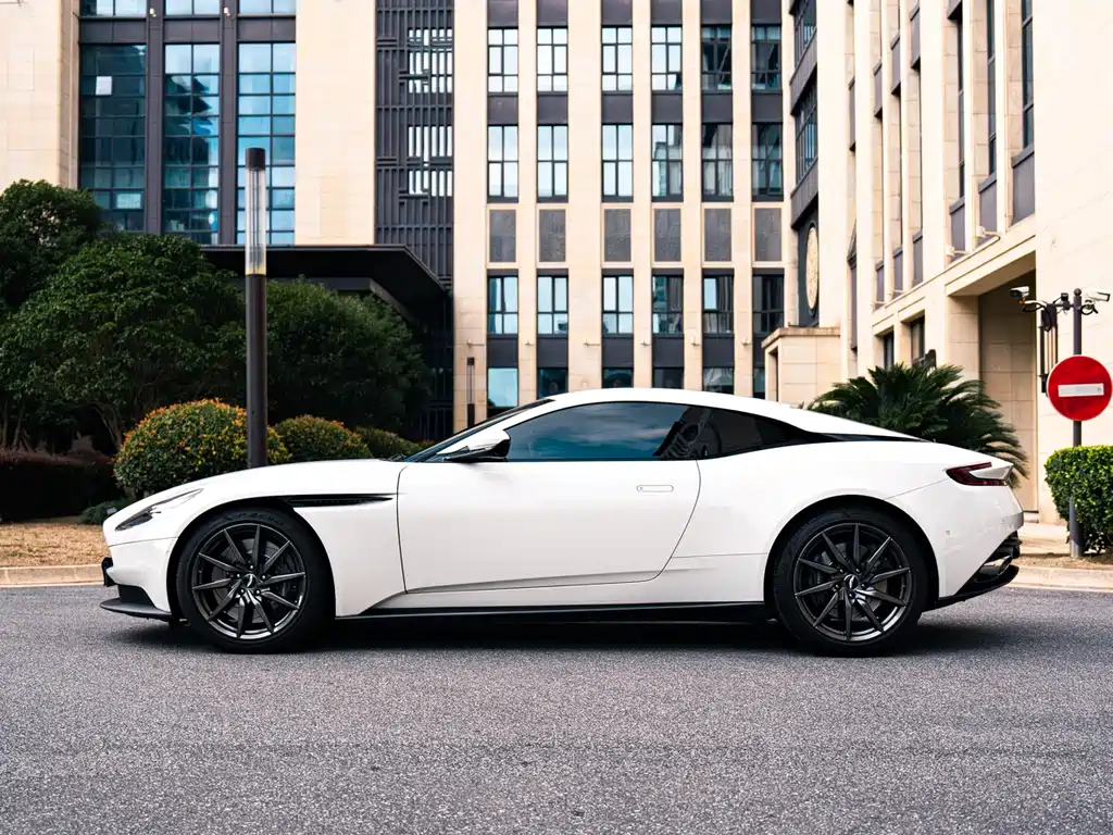 Aston Martin DB11 — миниатюра 6
